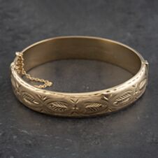 Pre-Owned 9ct Yellow Gold Engraved Diamond Cut Standard Hinged Bangle 41211285
