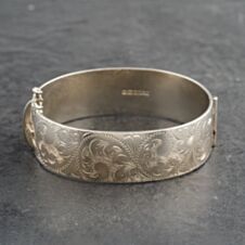 Pre-Owned Silver Foliate Engraved Standard Hinged Bangle 41251451