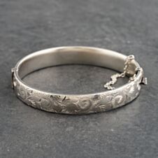 Pre-Owned Silver Foliate Engraved Standard Hinged Bangle 41251454