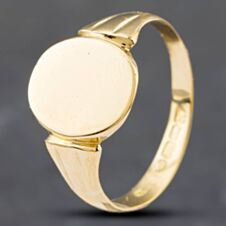 Pre-Owned 18ct Yellow Gold Oval Signet Ring 41341140