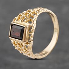 Pre-Owned 9ct Yellow Gold Garnet Signet Ring 41341940