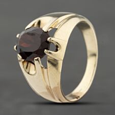 Pre-Owned 9ct Yellow Gold Garnet Oval Signet Ring 41342008