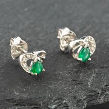 Pre-Owned White Gold 0.26ct Pear Cut Emerald & Diamond Heart Stud Earrings 43171093