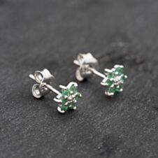 Pre-Owned 9ct White Gold 0.28ct Emerald & Diamond Flower Cluster Stud Earrings 43171287