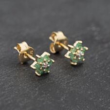 Pre-Owned 9ct Yellow Gold 0.28ct Emerald & Diamond Flower Cluster Stud Earrings 43171301