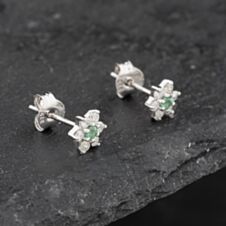 Pre-Owned 9ct White Gold 0.06ct Emerald & 0.24ct Diamond Flower Cluster Stud Earrings 43171334