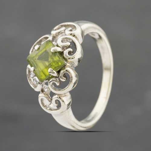 Pre-Owned 9ct White Gold Peridot Ornate Pattern Square Dress Ring